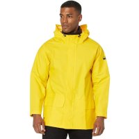 helly hansen wasserdichte herren jacke in gelb getragen an einem model